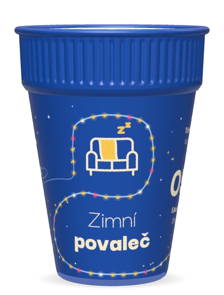 Tmavomodrý kelímek s pohovkou a dekou